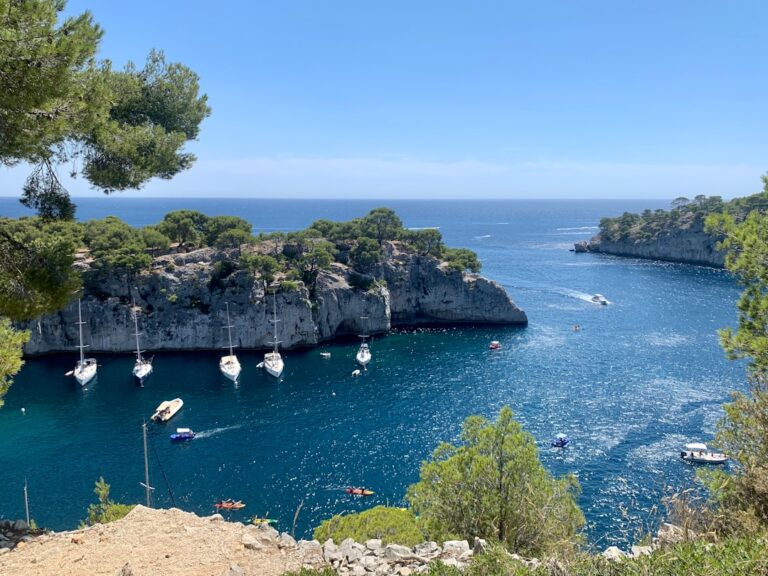 Bateaux amarrés dans la calanque de Port-Miou à Cassis, près du parking de la Presqu'île