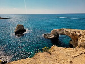 Que faire à Chypre : la côte rocheuse et la mer turquoise près de Paphos