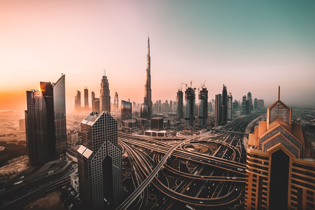 Vue de Dubaï à la tombée du jour, illustration du temps de vol Paris Dubaï