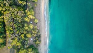 Le phare rouge et blanc de l'îlet du Gosier vu depuis la plage, Guadeloupe