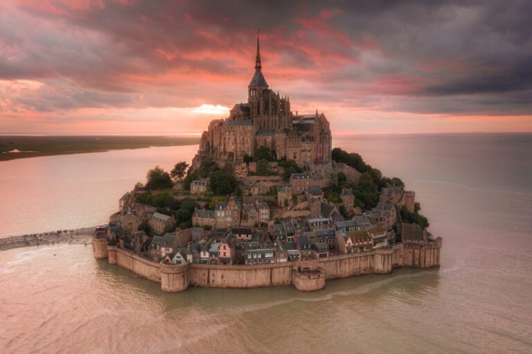 Le mont Saint-Michel vu depuis la baie, pour estimer combien de temps pour visiter le mont Saint-Michel