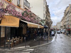 Rue animée de Paris, illustration de l'article sur le quartier de Paris à éviter