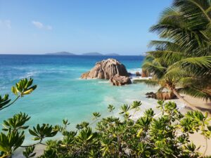 Plage granitique aux Seychelles, la bonne saison au Seychelles depend de la cote