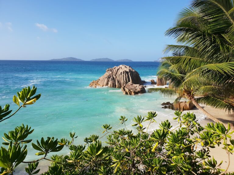 Plage granitique aux Seychelles, la bonne saison au Seychelles depend de la cote