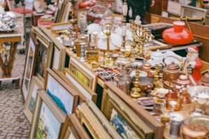 Etals d'objets anciens sur une brocante en France, reperee via l'agenda Sabradou brocante