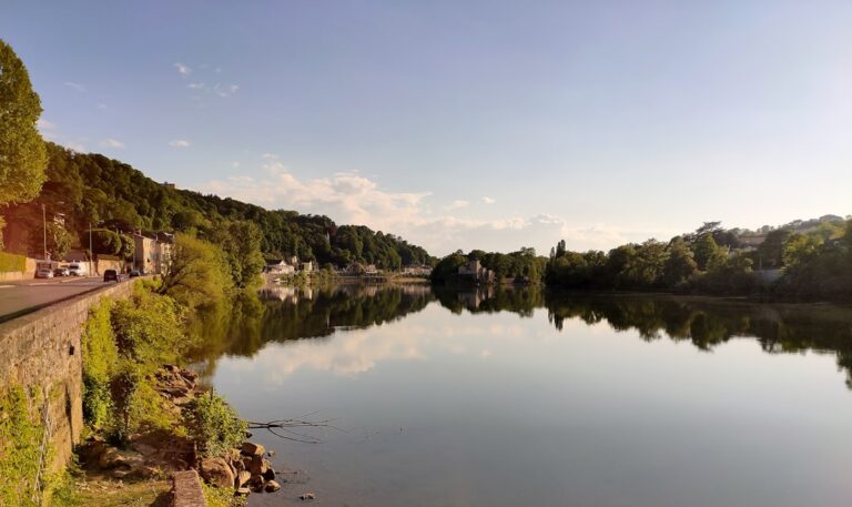 Mini-croisière sur la Saône, bateau promenade sur le fleuve au niveau des quais
