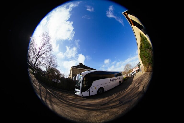 Autocar sur une route de campagne française pour un voyage à la journée en autocar