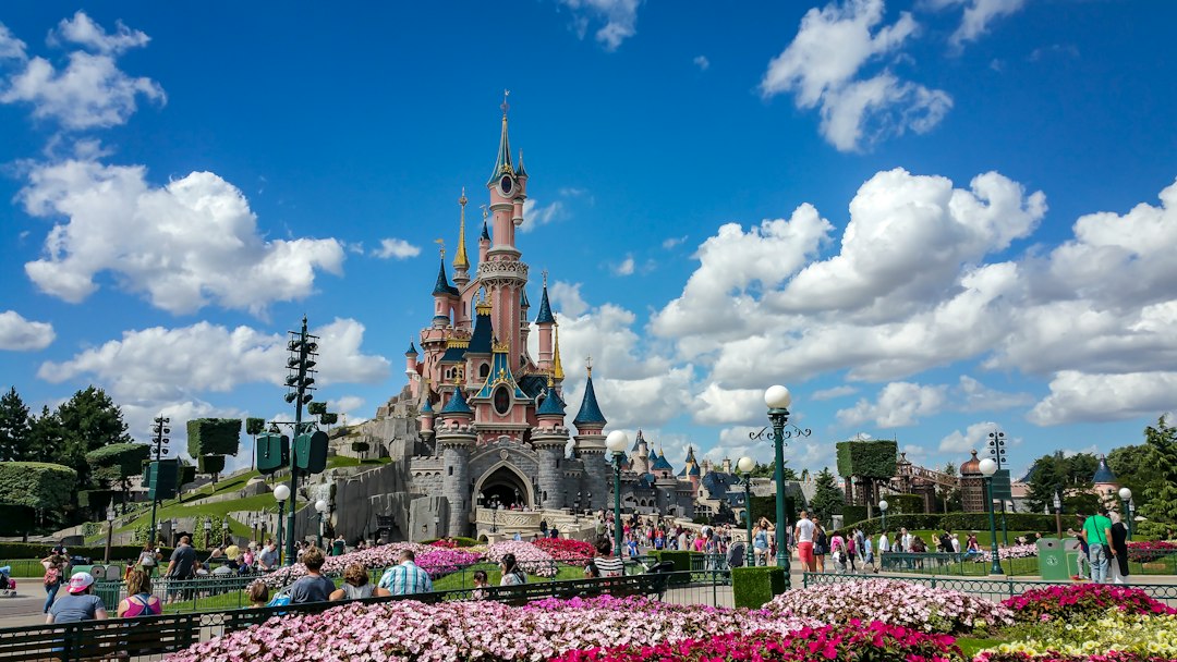 Foule devant le château de Disneyland Paris, illustration de la fréquentation Disney
