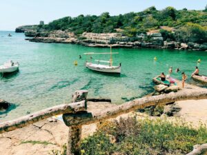 Cala turquoise aux Baléares, pour choisir entre Majorque et Minorque
