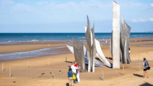 Plage de galets et falaise en Normandie, la plage la plus proche de Paris en train