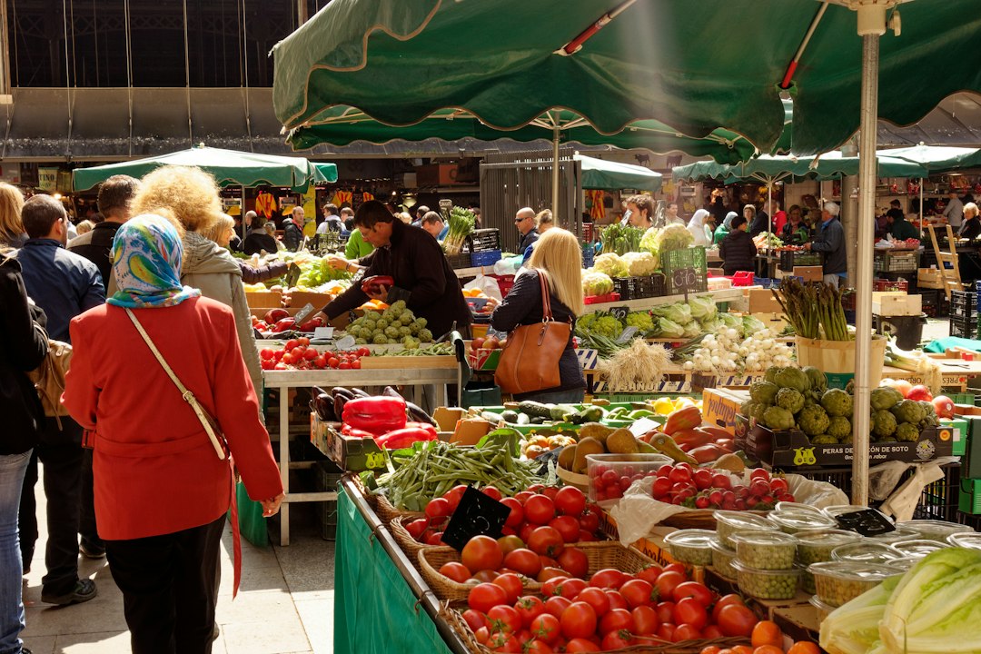 Étals de fruits et légumes au marché Empuriabrava sur le Passeig Maritim