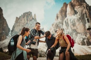 Groupe d'amies en voyage entre copines dans une ville européenne