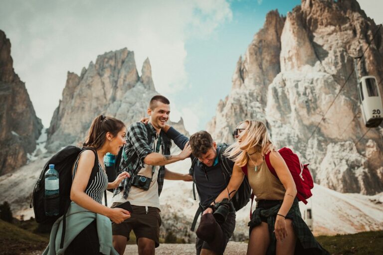 Groupe d'amies en voyage entre copines dans une ville européenne